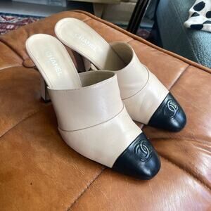 CHANEL two-tone leather mules 36.5